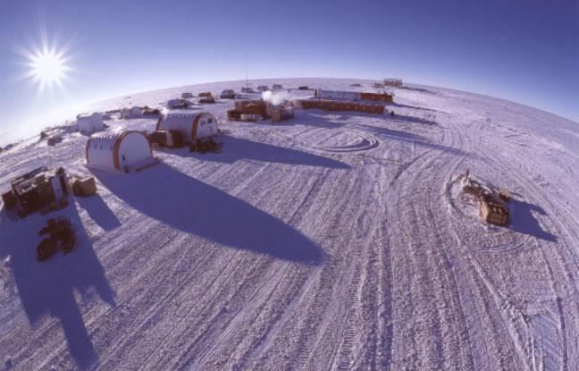 imagedatatesterLa station du dôme C : 75°S, 142°E, 3 250 m d'altitude.