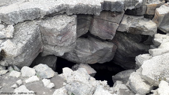 Détail de la fissure d'extension tectonique Grjótagjá (Islande), au niveau de la grotte abritant la source chaude