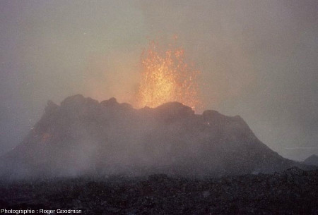 Photographie historique d'une fontaine de lave en activité sur le volcan Krafla lors des « nouveaux feux du Mývatn », en 1984, Islande