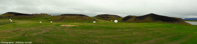 Chapelet de pseudocratères à Skútustaðir, sur la rive Est du lac Mývatn (Islande)