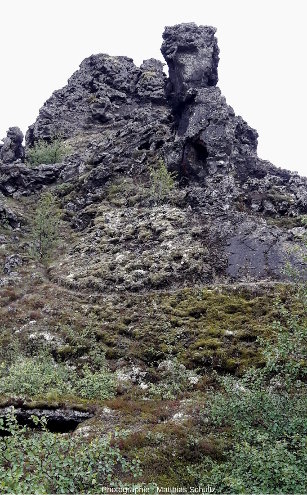 Un rocher noir du site de Dimmuborgir (« les châteaux sombres »), non loin de la rive Est du lac Mývatn (Islande)