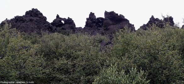 Le site de Dimmuborgir (« les châteaux sombres »), non loin de la rive Est du lac Mývatn (Islande)