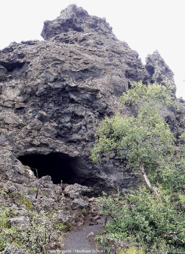 Détail d'une grotte de lave (tunnel de lave effondré) sur le site de Dimmuborgir, Islande