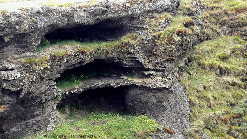 Détails d'arches basaltiques sur le site d'Höfdi, sur la rive Est du lac Mývatn (Islande)