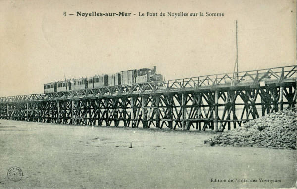 Ancienne carte postale qui montre l'estacade sur laquelle était construit le chemin de fer de la baie de Somme