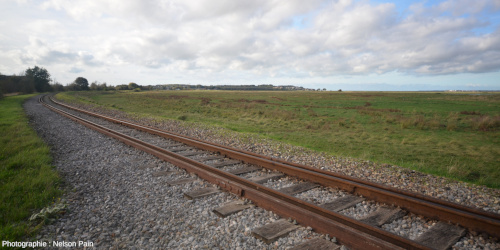 La digue du chemin de fer de la baie de Somme entre Noyelles-sur-mer et Saint-Valery-sur-Somme