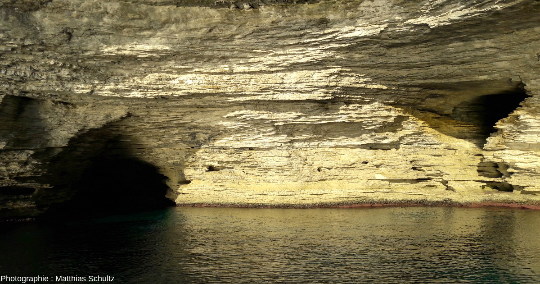 Visite touristique en bateau de la petite grotte marine du Sdragonato (dragon) immédiatement à l'Ouest de Bonifacio et du phare de la Madonetta