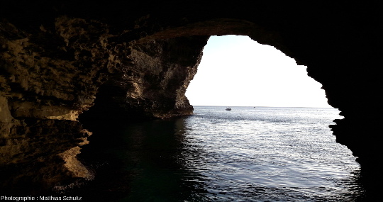 Visite touristique en bateau de la petite grotte marine du Sdragonato (dragon) immédiatement à l'Ouest de Bonifacio et du phare de la Madonetta