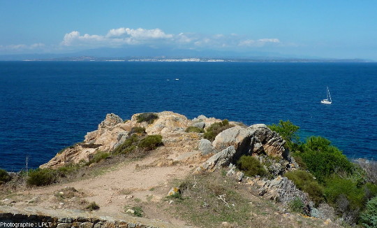 Les bouches de Bonifacio, détroit d'une dizaine de kilomètres séparant la Sardaigne de la Corse, vue prise en direction du Nord depuis le Capo Testa de Santa Teresa di Gallura, une des pointes à l'extrême Nord de la Sardaigne