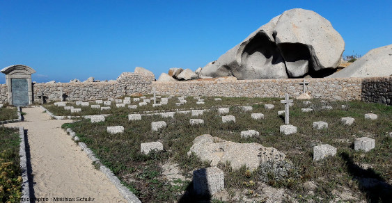 Un des cimetières militaires de l'ile Lavezzo, où sont enterrés certains des 750 soldats de la Sémillante