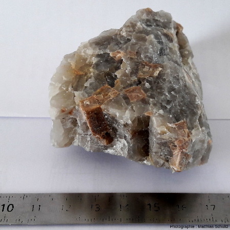 Échantillon à cristaux pluricentimétriques de quartz et de feldspath potassique (pegmatite) collecté dans l'archipel des Lavezzi (mais pas dans la réserve naturelle, où tout prélèvement est interdit !)