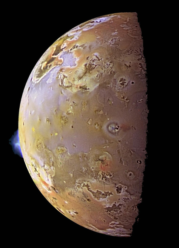Photographie montrant l'aspect général de la surface de Io et les manifestations de l'activité volcanique