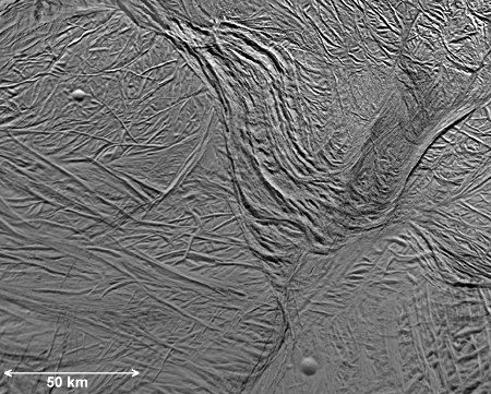 Gros plan sur un fragment de la chaîne de montagnes circumpolaires, Encelade