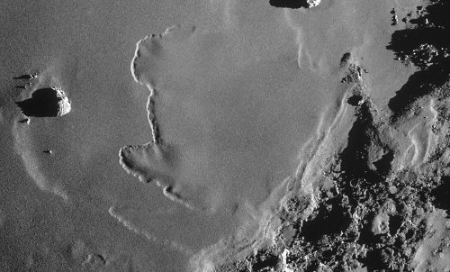 Zoom sur le sillon ou escarpement flexueux d'Imhotep sur la comète 67P/Churyumov-Gerasimenko