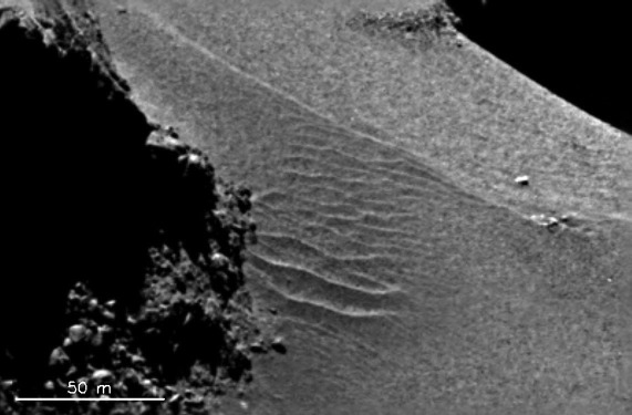 Gros plan sur le champ de dune du cou de la comète 67P/Churyumov-Gerasimenko