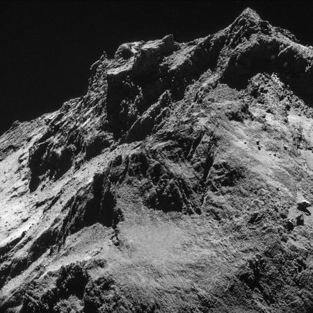 Vue NAVCAM en rase-motte (à 7,8 km de la surface de la comète) prise le 24 octobre 2014