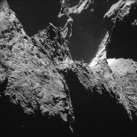 Les Alpes ou les falaises surplombant le cou de la comète 67P/Churyumov-Gerasimenko ?