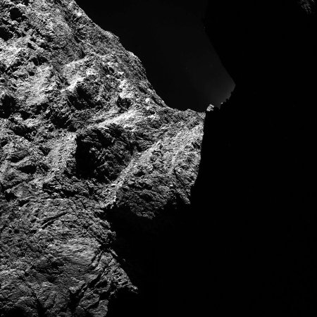 Image OSIRIS montrant un détail des parois du cou de la comète Chury