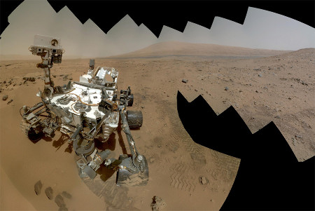 Auto-portrait de Curiosity sur fond de paysage martien, effectué en combinant des dizaines d'images prises par les caméras du mât et celle du bras porte-outils