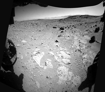 Le 6 février 2014 (sol 635), Curiosity est de l'autre côté de la dune de Dingo Gap