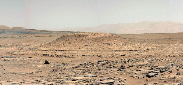 Zoom sur le Mont Remarkable, site du prochain forage (sol 592, 6 avril 2014)