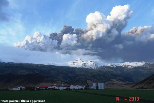 Panache de poussières lors de l'éruption du 14 avril 2010 de l'Eyjafjöll (Islande)