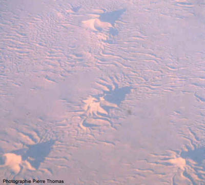 Vue aérienne d'un champ de dunes au Sahara sans direction préférentielle du vent