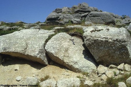 Photographie d'un affleurement de granite de la Margeride (Truc de Fortunio, Lozère) montrant une très belle structure fluidale (foliation magmatique)