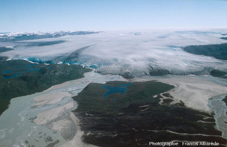 Vue aérienne du bord occidental de la calotte glaciaire du Groenland.