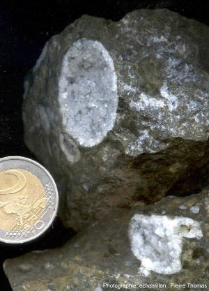 Micro-géodes tapissées de micro-cristaux de calcite (et de zéolites) trouvées dans un basalte de l'Est-Islandais