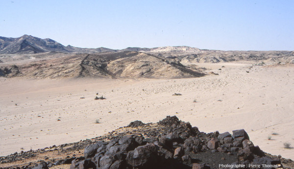 Dykes de basalte, qui forment maintenant la crête des collines au deuxième plan de la photographie (Namibie)