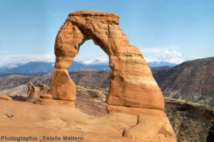Arche de grès dégagée par l'érosion (principalement éolienne), Arches National Park, Utah, USA