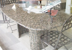 Table en granite rapakivi