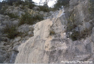 Vue du haut d'une cascade pétrifiante asséchée, Bord de la D 10, La Rochette (Alpes de Haute Provence)