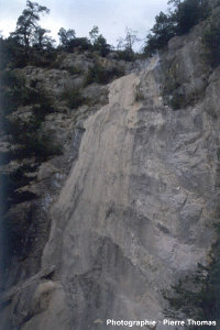 Vue d'ensemble de la cascade pétrifiante asséchée, Bord de la D 10, La Rochette (04)