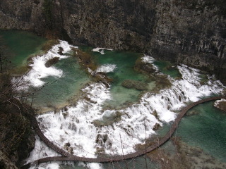 Vue plongeant sur une rivière du parc national de Plitvice (Croatie)