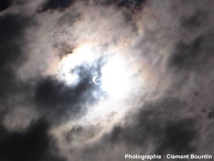 Photographie de l'éclipse du 3 octobre 2005 vue (sans filtre) à travers les nuages depuis les Pyrénées Orientales