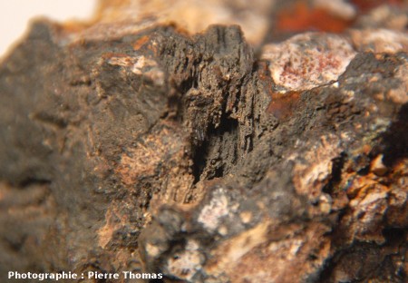 Détail de la mini-géode avec stalactites, brèche tectonique minéralisée en hématite, carrière de la Bosse, Échassières (Allier)