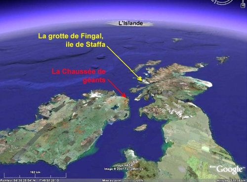 Image Google Earth de la chaussée des géants (Irlande du nord) et de l'île de Staffa (Écosse) sur les Iles Britanniques.