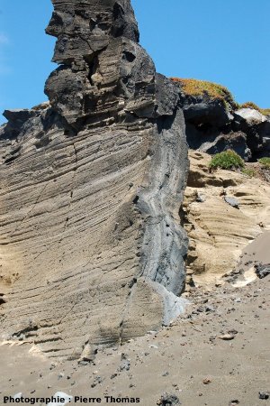 Vue oblique et à petite échelle du dyke et de son encaissant stratifié, Volcan du Capélinhos, Faial, Açores