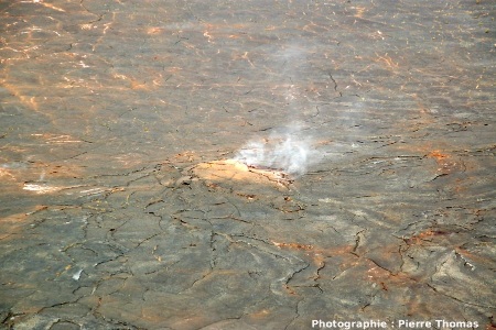 Gros plan sur des fumeroles sur le plancher du Kilauea Iki Crater (juin 2007)