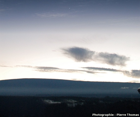 Vénus, un soir, au-dessus du Mauna Loa, vu du Kilauea, Hawaii