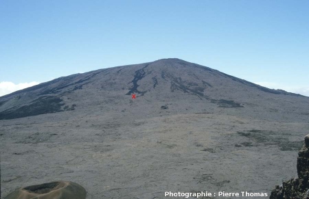 Le Piton de la Fournaise (2631m) vue du Pas de Bellecombe, le seul exemple français de volcan bouclier actif, La Réunion