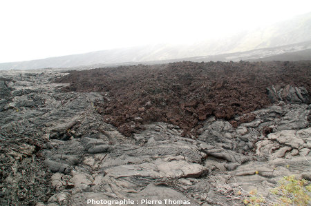 Front d'une coulée de type aa recouvrant une coulée pahoehoe, flanc Sud du Kilauea, Hawaii