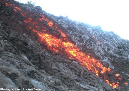 Coulée mixte avec partie aa et partie pahoehoe avançant ensemble, Hawaii, éruption de mai 2002