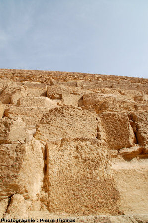 Vue prise du pied de la pyramide de Khéops en direction du sommet (Gizeh, Égypte)