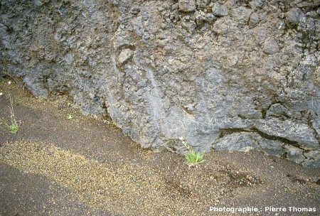 Stries de friction-progression sur des blocs d'une coulée aa, la Plaine des Sables, île de La Réunion