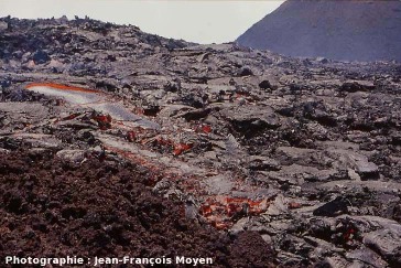 Vue globale de la coulée d'octobre 2000, Piton de la Fournaise, île de La Réunion, montrant le « cadre » de la photo précédente