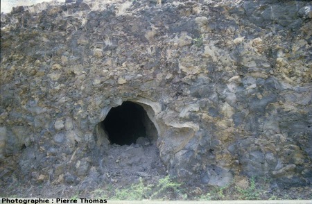 Tunnel de lave mis à jour par une tranché de la RN3 (St Pierre-St Benoît), île de La Réunion