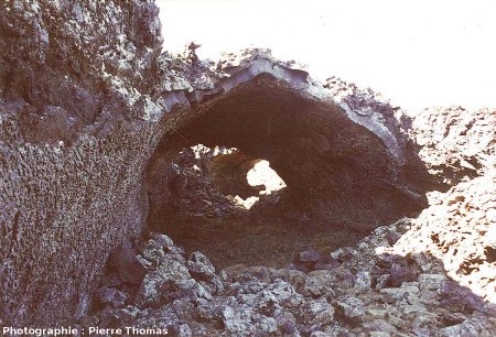 Tunnel de lave partiellement effondré, région de Myvatn, Islande